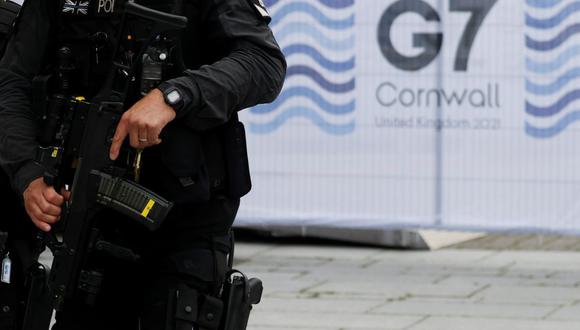 Policías armados caminan en Falmouth mientras se llevan a cabo los preparativos para la cumbre de líderes del G7, Cornualles, Gran Bretaña, 10 de junio de 2021. (Foto: Reuters/ Phil Noble)