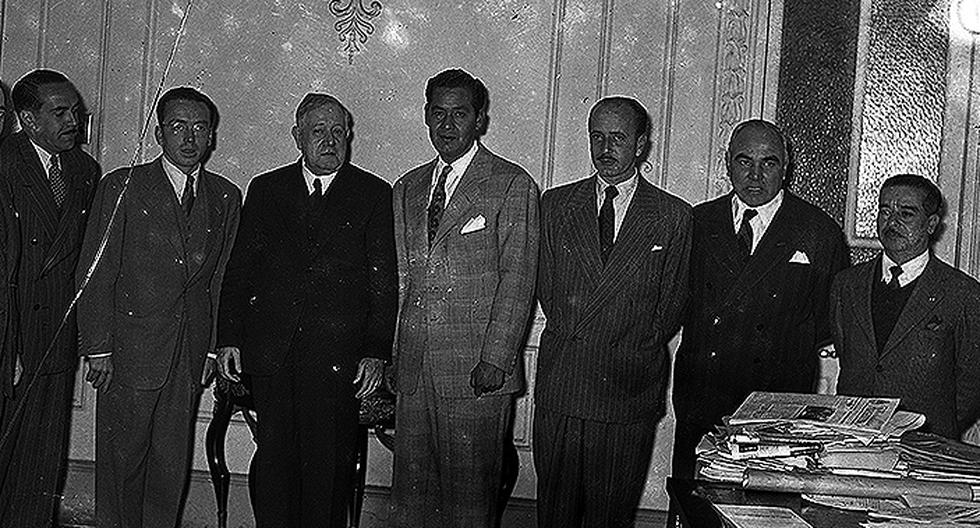 El 21 de agosto de 1948, Daniel Carpio visitó la redacción de El Comercio. Ahí se fotografió junto al entonces director del diario, Aurelio Miró Quesada de la Guerra. (Foto: GEC Archivo Histórico)