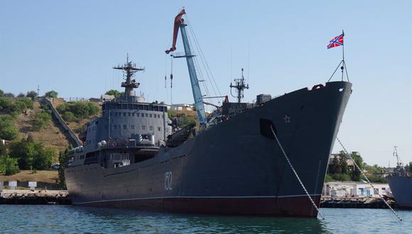 El gran barco de desembarco Nikolai Filchenkov de la flota rusa del Mar Negro anclado en la ciudad portuaria de Sebastopol, Ucrania, el 19 de junio de 2012. (Foto referencial de Europa Press / Ria Novosti)
