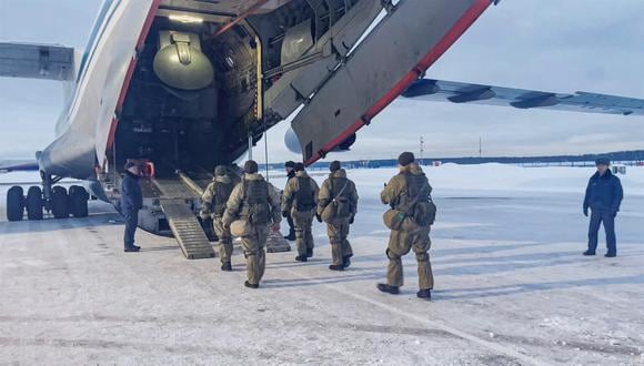 Tropas de Rusia abordan un avión militar para ir a Kazajistán. (EFE).