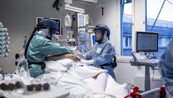 Médicos trabajando con un paciente de Covid-19 en la unidad de cuidados intensivos del Hospital Universitario de Oslo Rikshospitalet en Oslo, Noruega. (Foto referencial: archivo/ Jil Yngland / NTB / AFP) .
