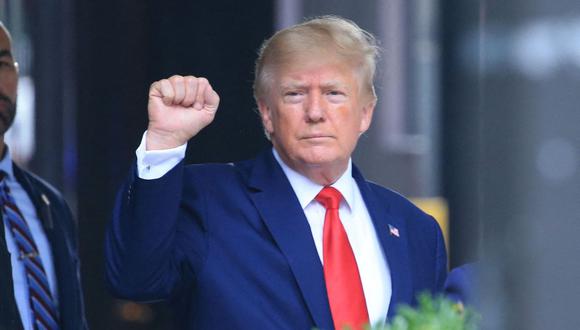 El expresidente de los Estados Unidos, Donald Trump, levanta el puño mientras camina hacia un vehículo fuera de la Torre Trump en la ciudad de Nueva York el 10 de agosto de 2022. (Foto de STRINGER / AFP)