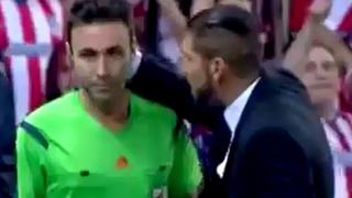 Simeone expulsado tras ponerse como loco y golpear al árbitro