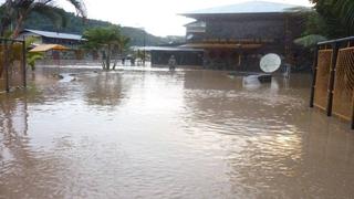 FOTOS: Desborde del Huallaga en Tingo María inunda aeropuerto y base militar