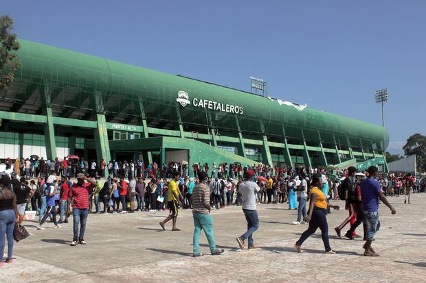 Migrants, mostly Haitians, are lining up to process their refugee application today, in the city of Tapachula, Chiapas state (Mexico).  (Photo: EFE / Juan Manuel Blanco). 
