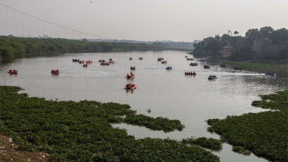 El lunes los botes de rescate seguían buscando a los desaparecidos tras el derrumbe del puente. / EPA
