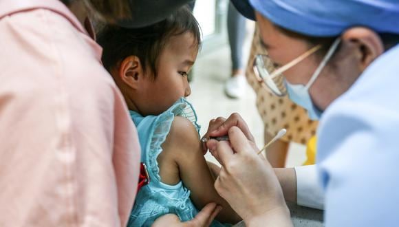 El número de muertes totalmente prevenibles gracias a una vacuna ha repuntado. (Foto: STR / AFP)