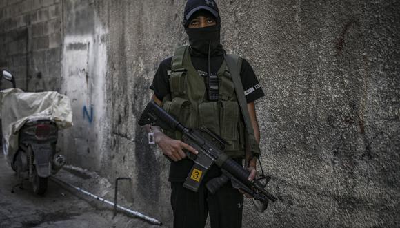 Un combatiente enmascarado de la Yihad Islámica posa con un arma en el campamento de Jenin, en Cisjordania, el 4 de noviembre de 2023, mientras emerge la violencia en el territorio ocupado en medio de las batallas en curso entre Israel y el grupo palestino Hamás en la Franja de Gaza. (Foto de Aris MESSINIS / AFP)