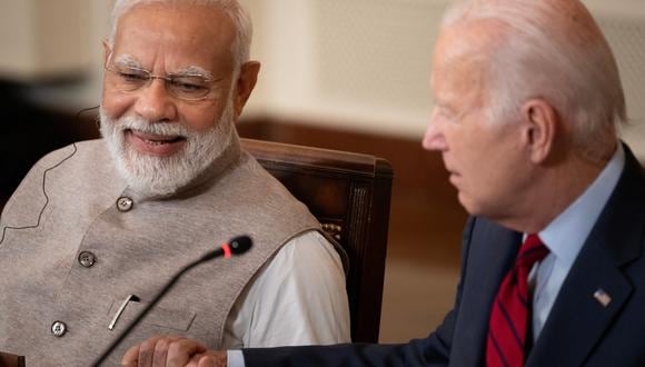 El primer ministro de la India, Narendra Modi, y el presidente de los Estados Unidos, Joe Biden, se dan la mano durante una reunión con altos funcionarios y directores ejecutivos de empresas estadounidenses e indias, en el Salón Este de la Casa Blanca en Washington, DC. (Foto: Brendan Smialowski / AFP)