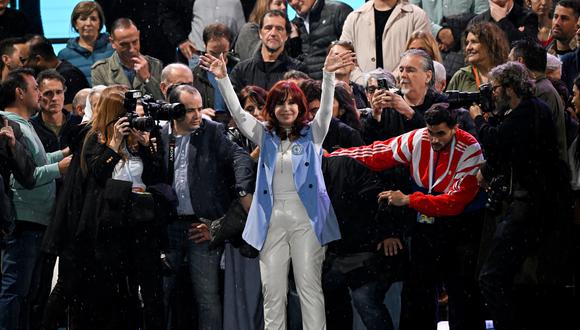 La vicepresidenta argentina Cristina Kirchner (centro) saluda a sus seguidores en la Plaza de Mayo. (Foto por Luis ROBAYO / AFP)