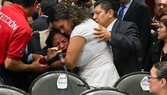 Legisladores reconfortan a la diputada Carmen Medel Palma, del Movimiento Regeneración Nacional (Morena), luego de que recibiera la noticia de que su hija había sido asesinada. (Foto: EFE)