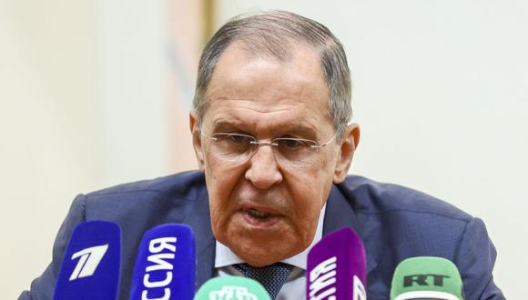 El ministro de Relaciones Exteriores de Rusia, Sergey Lavrov, habla con los medios de comunicación después de una reunión de los ministros de Relaciones Exteriores del Consejo de Cooperación del Golfo en Riyadh, Arabia Saudita.