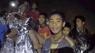 Mineros chilenos aconsejan a niños tailandeses sobre la fama repentina