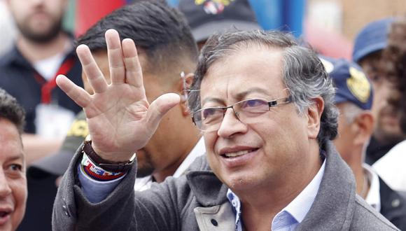 Gustavo Petro saluda después de votar en un colegio electoral en Bogotá, Colombia.  (EFE/ Mauricio Dueñas Castañeda).