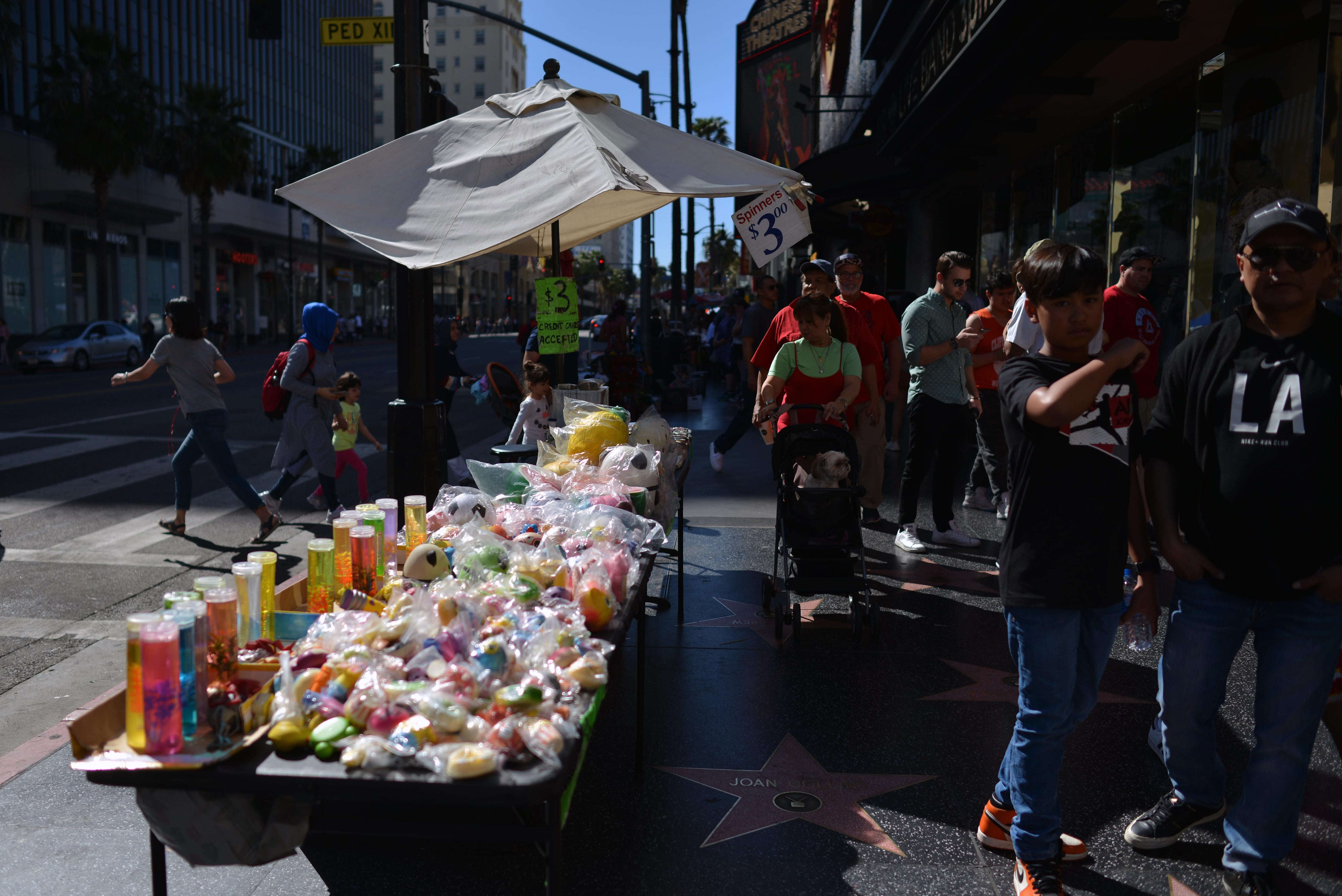 El comercio ambulatorio en el Paseo de la Fama de Hollywood. Foto: AFP.