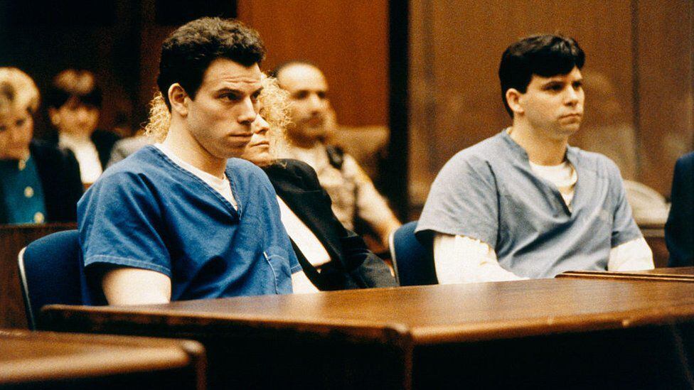 Erik and Lyle Menéndez before the judge in March 1994. (GETTY IMAGES).