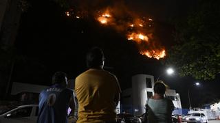 Incendio forestal en el turístico barrio de Copacabana, en Rio de Janeiro 