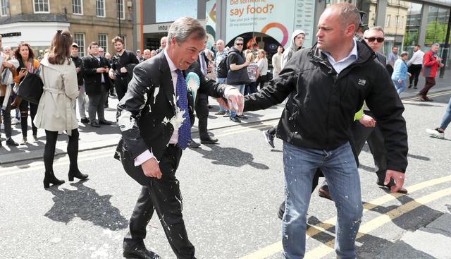 Ultranacionalista británico es atacado con un batido de plátano durante acto de campaña. (Foto: Reuters)