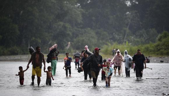 Migrantes cruzan el río Turquesa, el 14 de septiembre de 2023 en Darién, Panamá. (Foto de Bienvenido Velasco / EFE)