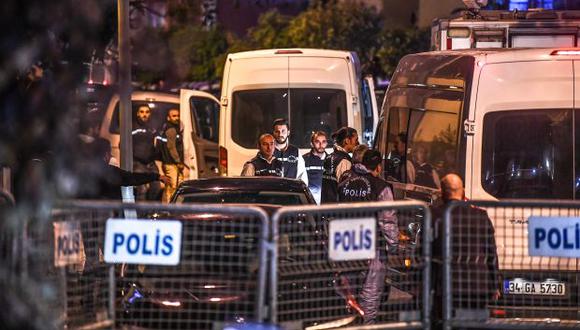 Los forenses turcos y los oficiales de policía llegan al consulado de Arabia Saudita en Estambul el 15 de octubre de 2018 para registrar los locales. (Foto: AFP)