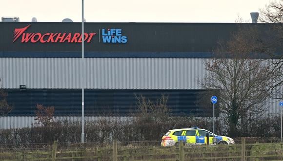 Cordón policial en la fábrica de Wockhardt en Wrexham, al norte de Gales. (Foto: AFP)