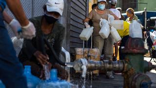 El suplicio de los venezolanos por agua y combustible en medio de la cuarentena | FOTOS