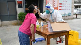 China registra 164 nuevos casos de coronavirus, 128 por contagio local 