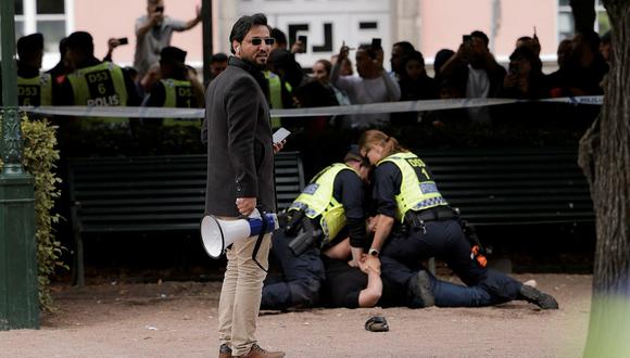 La policía aborda a un contramanifestante en relación con la protesta de Salwan Momika, el 3 de septiembre de 2023. (Foto de Anders Hansson / Dagens Nyheter)