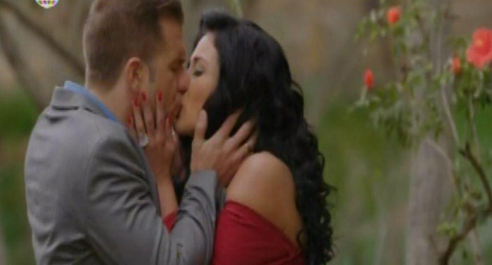 Colorina y Luis Carlos no ocultaron más su fuerte atracción y se dieron este apasionado beso. (Foto: América TV)