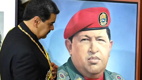 Nicolás Maduro junto al retrato de Hugo Chávez. (YURI CORTEZ - AFP)