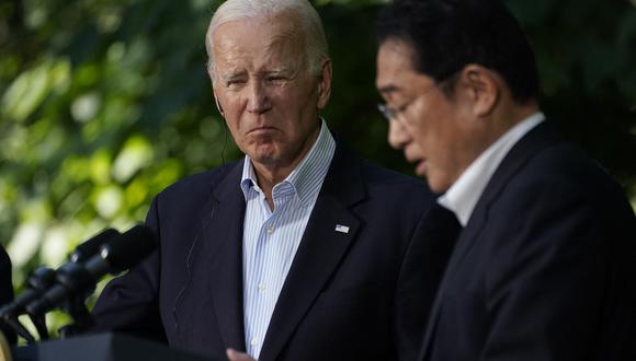 El presidente de los Estados Unidos, Joe Biden, escucha al primer ministro japonés, Fumio Kishida, hablar en una conferencia de prensa durante la Cumbre Trilateral de Camp David en Camp David, Maryland, el 18 de agosto de 2023. (Foto: Kent Nishimura / AFP)