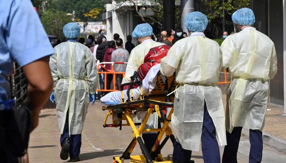 Los médicos de la ambulancia con ropa protectora para protegerse contra el covid-19 ingresan a la urbanización de Kwai Chung, donde se descubrió un grupo reciente de casos de coronavirus en Hong Kong. (Foto: Peter PARKS / AFP)
