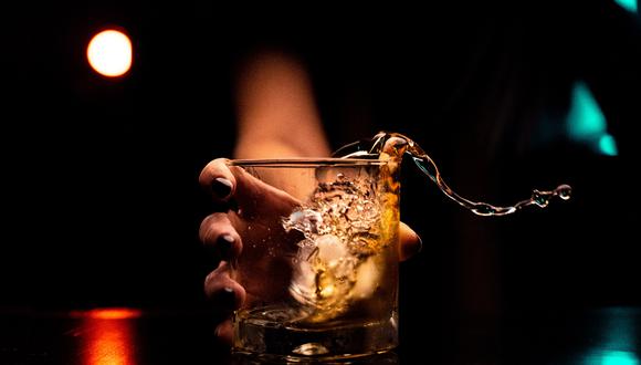 Desentrañamos mitos sobre el whisky. (Foto: Unsplash/ Vinicius "amnx" Amano)