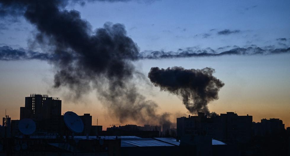 Esta fotografía tomada el 16 de marzo de 2022 muestra el humo que se eleva después de una explosión en Kiev, Ucrania. (ARIS MESSINIS / AFP).