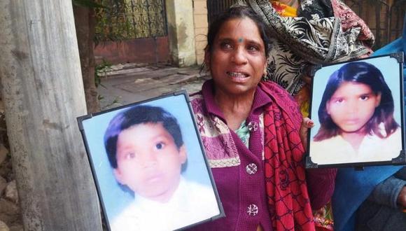 Neetu Kumari con las fotos de sus hijos perdidos. (NARESH PARAS).