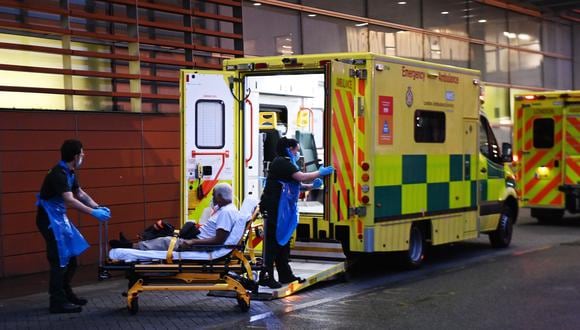 Una ambulancia llevando a un paciente en el Royal London Hospital de Inglaterra. (Foto: EFE)