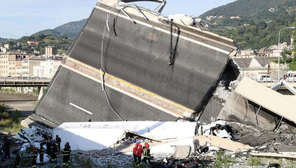 Desde un rayo a los tirantes de concreto, las posibles causas del derrumbe del puente en Génova. (AP).