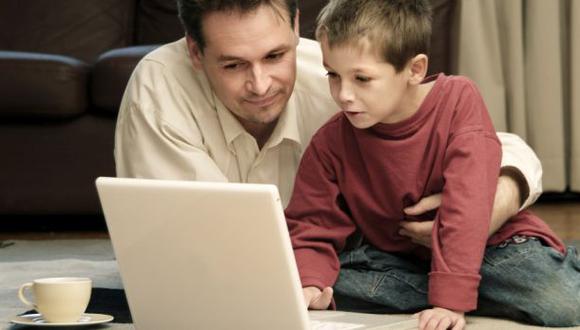 Padres creen que sus hijos corren cada vez más riesgo en la web
