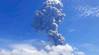 Volcán indonesio Ile Lewotolok entra en erupción y desalojan a 2.700 personas
