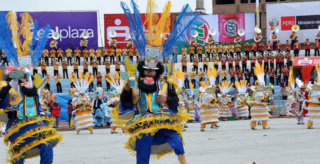 Desde las siete de la mañana, centenares de danzarines ataviados de disfraces, la población de Puno y miles de visitantes gozan del espectáculo con motivo de la octava de la festividad Virgen de la Candelaria (Foto: Carlos Fernández)