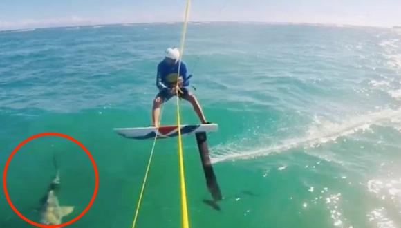 Un surfista de vela tuvo un encuentro cercano con un tiburón a la mitad del océano. (Foto: Abanoub Samy en YouTube)