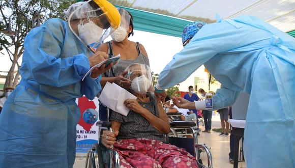 Una señora de 91 años fue la primera en recibir la vacuna contra el COVID-19 en Sullana, Piura (Foto: Municipalidad Provincial de Sullana)
