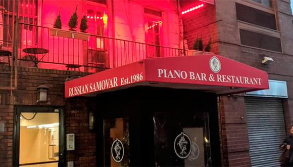 El restaurante “Russian Samovar”, un clásico de Manhattan, está librando su propia guerra a kilómetros de distancia del conflicto generado por la invasión rusa de Ucrania.