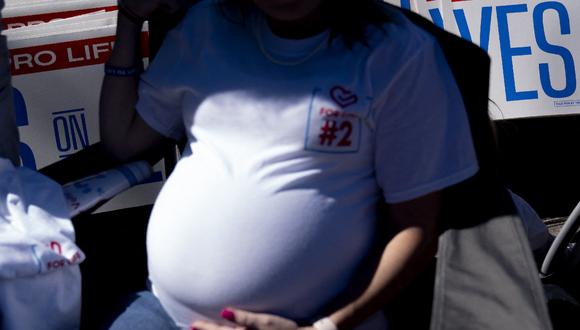 Una mujer embarazada se sienta frente a carteles en los escalones del Capitolio del Estado de Kentucky en Frankfort, Kentucky, el 1 de octubre de 2022. (Foto referencial de Stefani Reynolds / AFP)