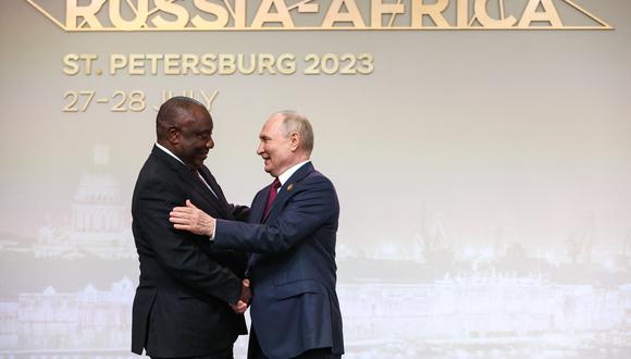 El presidente ruso, Vladimir Putin, saluda al presidente de Sudáfrica, Cyril Ramaphosa. (Foto de Sergei BOBYLYOV / TASS Host Photo Agency / AFP)