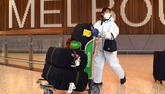 Los viajeros internacionales que usan equipo de protección personal (PPE) llegan al aeropuerto Tullamarine de Melbourne, Australia, el 29 de noviembre de 2021. (Guillermo OESTE / AFP).