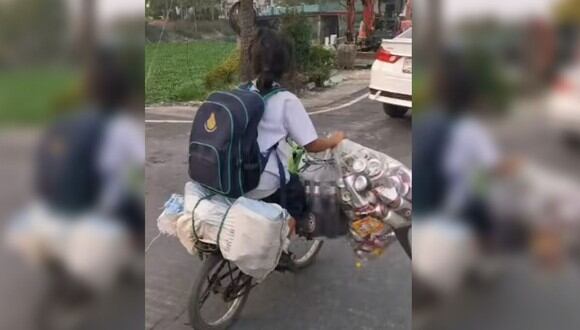 Todos los días, una niña sale de estudiar, toma su bicicleta y recorre las calles para recoger botellas (Foto: Captura de video de YouTube)