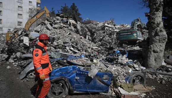 Un rescatista frente a los escombros cerca del sitio donde Aleyna Olmez, de 17 años, fue rescatada de un edificio derrumbado, 248 horas después del terremoto de magnitud 7,8 que sacudió partes de Turquía y Siria, en Kahramanmaras el 16 de febrero de 2023 (Foto: OZAN ​​KOSE / AFP)