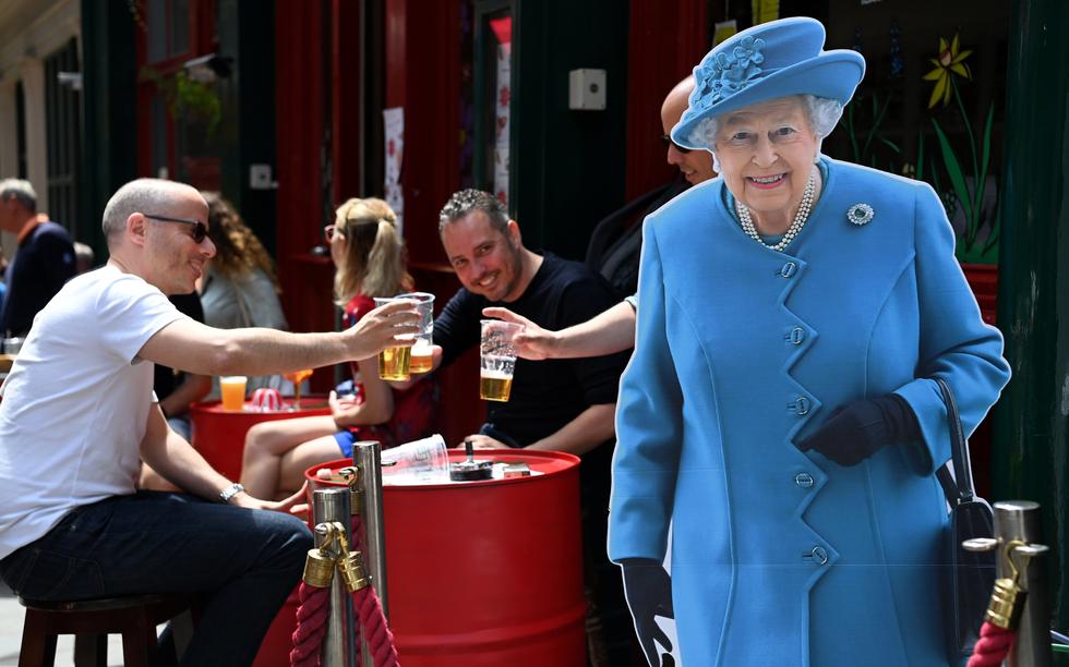 Los festejos, destinados a redorar la imagen de la monarquía británica en tiempos difíciles, son probablemente la última oportunidad para homenajear en vida a la reina Isabel II, de 96 años. EFE