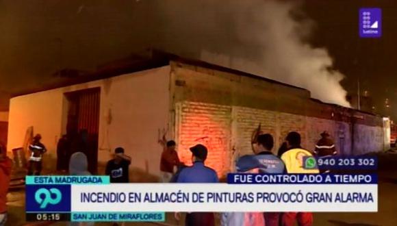Esta madrugada un voraz incendio se registró en almacén de plástico en San Juan de Miraflores. (Foto: Latina)